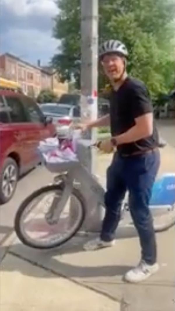 Insider editor in chief Nicholas Carlson caught tearing down unio<em></em>n posters amid editorial strike.