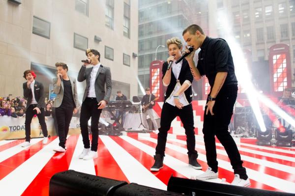 Payne and the rest of the members of One Direction perform on NBC's 