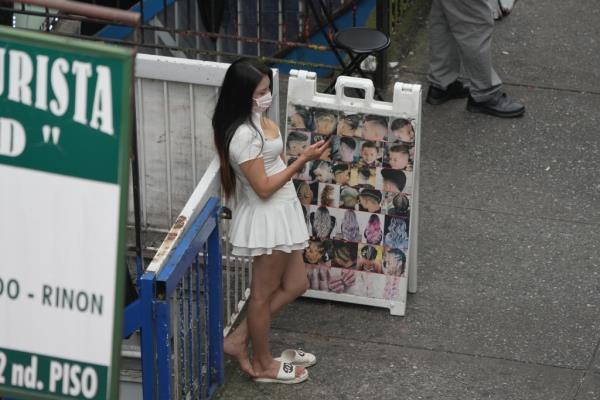 Women on Roosevelt Avenue
