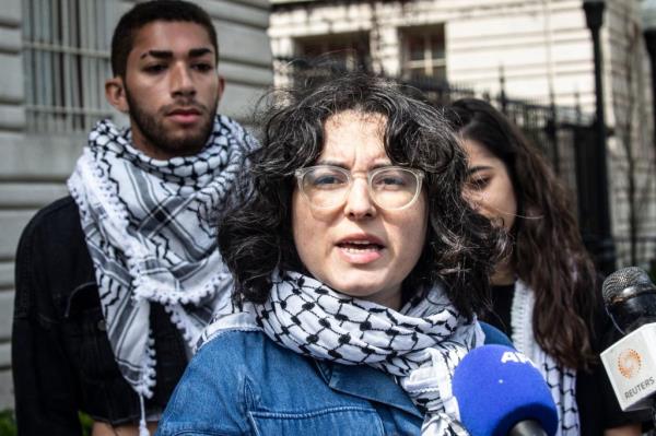 Keffiyeh Karen Johannah King-Slutzky证明了支持哈马斯的学生是完全容易被打败的