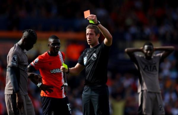 Soccer Football - Premier League - Luton Town v Tottenham Hotspur - Kenilworth Road, Luton, Britain - October 7, 2023 Tottenham Hotspur's Yves Bissouma is shown a red card by referee John Brooks Action Images via Reuters/Matthew Childs NO USE WITH UNAUTHORIZED AUDIO, VIDEO, DATA, FIXTURE LISTS, CLUB/LEAGUE LOGOS OR 'LIVE' SERVICES. o<em></em>nLINE IN-MATCH USE LIMITED TO 45 IMAGES, NO VIDEO EMULATION. NO USE IN BETTING, GAMES OR SINGLE CLUB/LEAGUE/PLAYER PUBLICATIONS.
