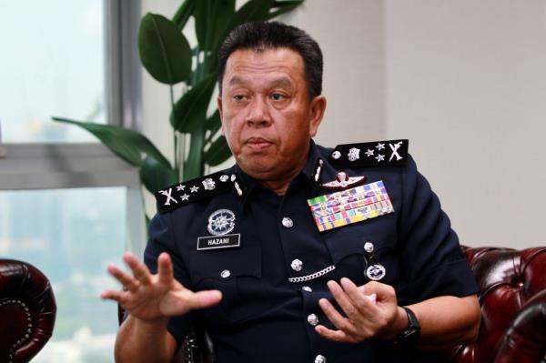 武吉阿曼说，警察在古晋捣毁了走私团伙，查获了9800万令吉的酒和香烟