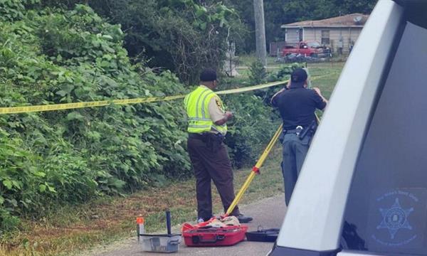 在麦卡拉，一名女子在与另一名女子争吵时从面包车上摔下来死亡